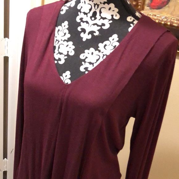 🍷Cable & Gauge Stunning burgundy ribbed knit long sleeved v-neck sweater - Picture 2 of 10